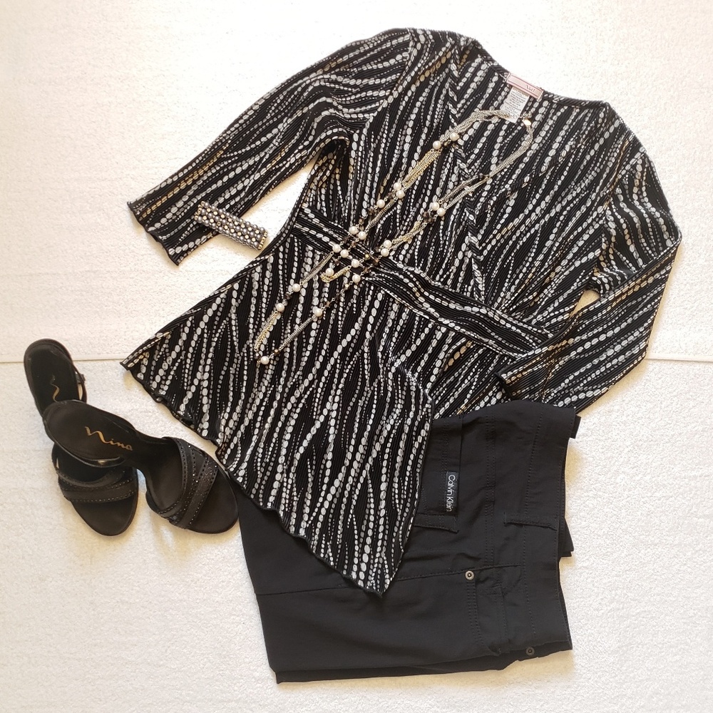 🐱Vol. 1 Asymmetrical Hem Top